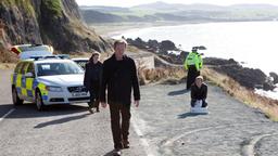 MORD AUF SHETLAND: Die Spuren am Straßenrand sehen für Detective Inspector Jimmy Perez (Douglas Henshall, Mitte) und seine Kollegen Sandy (Steven Robertson, re.) und Alison McIntosh (Alison O'Donnell, li.) nicht nach einem Unfall aus.