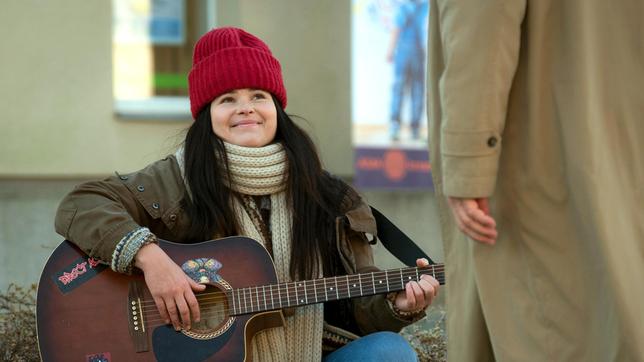 Die Straßenmusikerin Jana (Anna Fischer) bringt Stenzel zum Nachdenken.