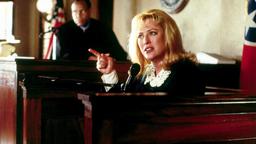 Die Zeugin Jackie Lemancyzk (Virginia Madsen) belastet den Versicherungskonzern.