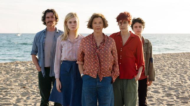 Dorothea (Annette Bening, Mitte) lebt mit ihrem Sohn Jamie (Lucas Jade Zumann, re.), ihrem Untermieter William (Billy Crudup), der freigeistigen Punk-Fotografin Abbie (Greta Gerwig, 2. v. li.) und der 17-jährigen Nachbarin Julie (Elle Fanning).