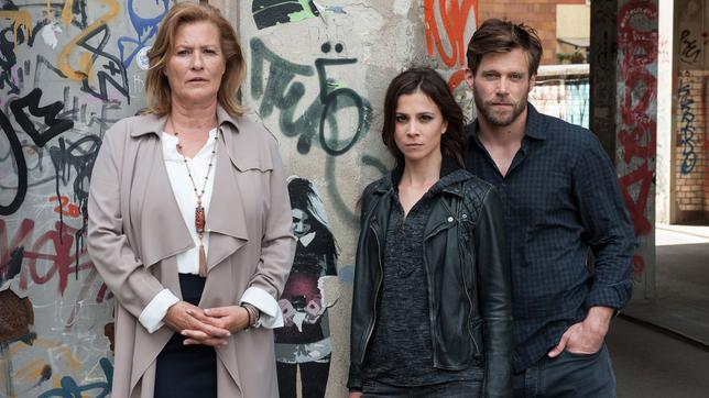 Bild: ARD Degeto/UFA Fiction/Britta Krehl Der nächste Fall für "Die Informantin": Dreharbeiten für ARD-Degeto-Thriller mit Aylin Tezel, Ken Duken und Suzanne von Borsody in Berlin