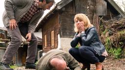 Ein harter Sturz: Hanna (Anette Frier) sorgt sich um ihren Mann Christian (Martin Brambach), Anton (Gabriel Raab) eilt zur Hilfe.