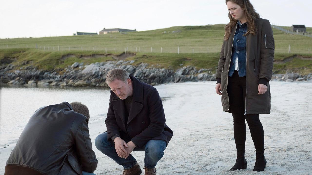 Ein neuer Fall auf Shetland: Kommissar Jimmy Perez (Douglas Henshall) und seine Assistentin Tosh (Alison O'Donnell) und Detective Constable Sandy Wilson (Steven Robertson) am Fundort des abgetrennten Arms.