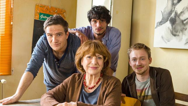 Bild: ARD Degeto/Frank Dicks Ein starkes Team: Lisbeth (Hannelore Hoger), ihr Enkel Philip (Frederick Lau, li.) und seine WG-Genossen Ulli (Tino Mewes, re.) und Mehmet (Burak Yigit, hinten Mitte).