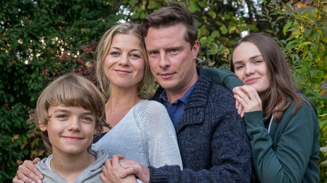 Bild: ARD Degeto/Erika Hauri Eine glücklich Familie – ohne die unbeliebte Oma: Matthias (Florian Panzner) und Nina (Hilde Dalik) mit ihren Kindern Tom (Konstantin/Leopold Schmidt) und Bille (Gioia Marischka)
