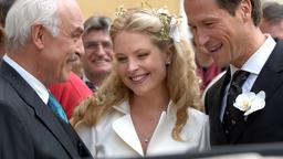 Ende gut, alles gut: Martin (Charles Brauer, li.) gratuliert dem Brautpaar Benedict (Markus Knüfken) und Franziska (Diana Amft).