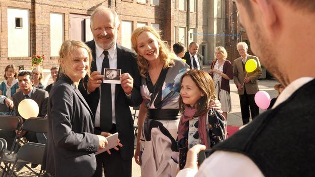 Bild: WDR/DEGETO/UFA Fiction Es ist wieder einiges los bei der Familie Teuffel in Krummenwalde: v.li. Lisa (Anke Retzlaff), Steffen (Axel Milberg), Beate (Katja Flint), Sophie (Salome Ridder).