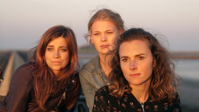 Auf dem Weg zum Ponyhof ihrer Eltern: die Schwestern Kristin (Claudia Eisinger, li.), Philomena (Gro Swantje Kohlhof) und Laura (Karin Hanczewski, re.).