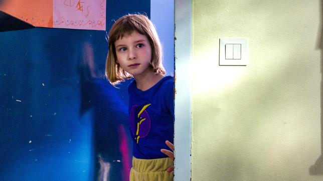 Bild: ARD Degeto/Knut Koops Fanny (Julia Kovacs) wird in der Schule gemobbt.