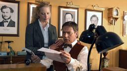 Franziska (Diana Amft) und ihr Angestellter Henry (Jacques Breuer) sind geschockt, als sie eine Räumungsklage erhalten.