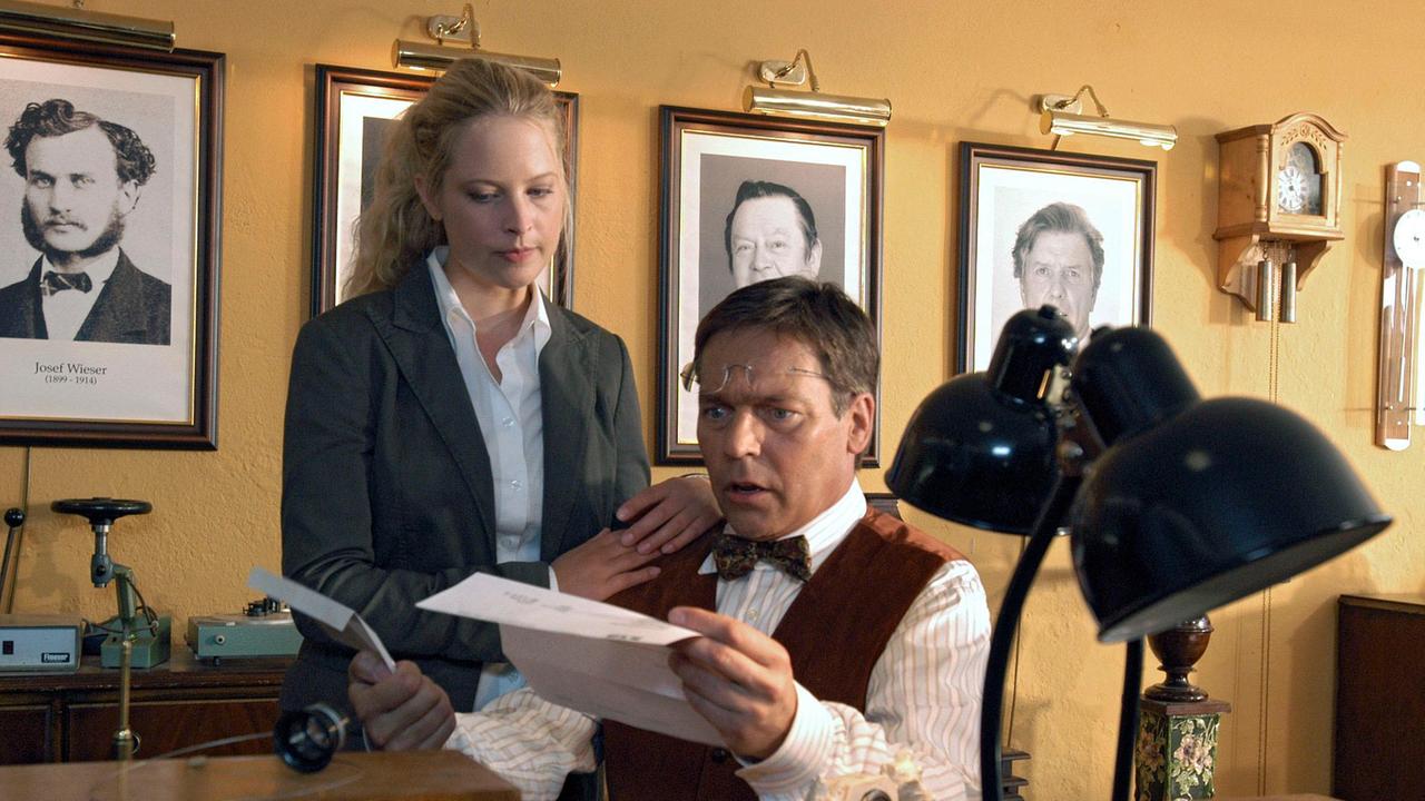 Franziska (Diana Amft) und ihr Angestellter Henry (Jacques Breuer) sind geschockt, als sie eine Räumungsklage erhalten.