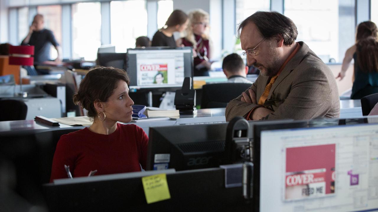 Frisch von Gibraltar zurück will Rosanna (Jasmin Gerat) wieder für „Cover“-Chefredakteur Nick Simon (Rainer Bock) arbeiten.