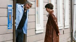 Gangsterbraut Simone Schmidt (Julia Koschitz) hat Dorfsheriff Frank Koops (Aljoscha Stadelmann) in der Hand.