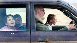 Gordie McLeod (Billy Connolly) hat Spaß mit seinen Enkelkindern Mickey (Bobby Smalldridge, li.), Jess (Harriet Turnbull) und Lottie (Emilia Jones, re.).