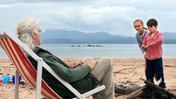 Gordie McLeod (Billy Connolly) macht mit seinen Enkelkindern Lottie (Emilia Jones) und Mickey (Bobby Smalldridge, re.) einen Ausflug an den Strand.