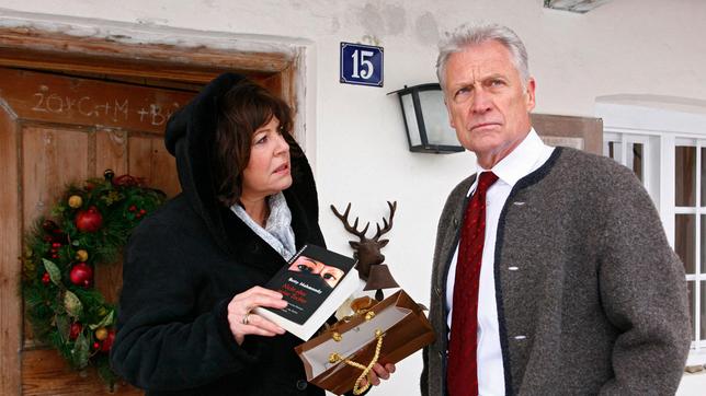 Gottfried (Robert Atzorn) und Lisbeth (Gundi Ellert) erhalten aus der Nachbarschaft eine anonyme Botschaft.