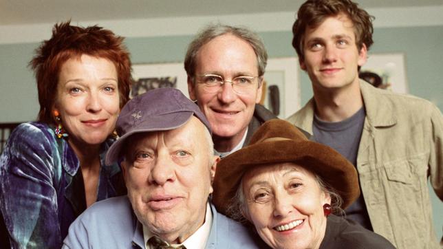 Gruppenbild mit "Opa": Frank Fauster (August Zirner, hinten Mitte), mit seiner Frau Elisabeth (Eva Kryll, li.), seinem Sohn Noah (Florian Stetter, hinten re.), seiner Mutter Hannelore (Heidy Forster, vorne re.) und seinem vermeintlichen Vater Gustav (Heinz Baumann, vorne li.).