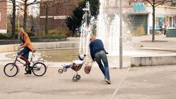 "Gundermann" erzählt von einem Baggerfahrer, der Lieder schreibt. Der ein Poet ist, ein Clown und ein Idealist. Der träumt und hofft und liebt und kämpft. Ein Spitzel, der bespitzelt wird. Ein Weltverbesserer, der es nicht besser weiß. Ein Zerrissener. Ein Liebes- und Musikfilm, ein Drama über Schuld und Verstrickung, eine Geschichte vom Verdrängen und Sich-Stellen. - Gundermann (Alexander Scheer) bringt mit Conny (Anna Unterberger) die junge Linda (Emma Panzer)