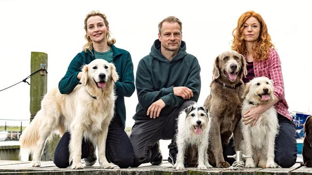 Hannah Wagner (Jana Klinge), Hauke Jacobs (Hinnerk Schönemann) und Jule Christiansen (Marleen Lohse) mit tierischen Darstellern