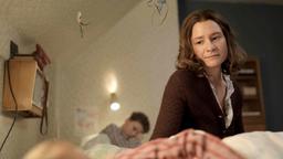 Hermine (Julia Jentsch) fördert ihren sensiblen Sohn Udo (Jesse Hansen).