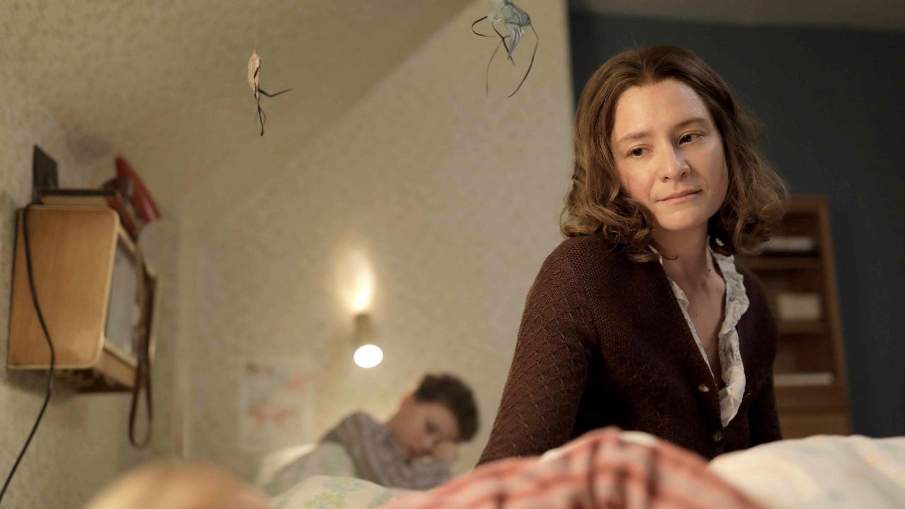Hermine (Julia Jentsch) fördert ihren sensiblen Sohn Udo (Jesse Hansen).