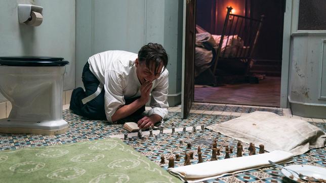 Im Schachfieber: Der Häftling Bartok (Oliver Masucci) spielt gegen sich selbst.