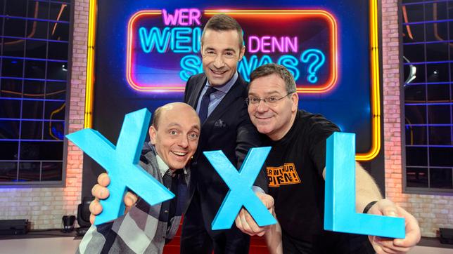 In dieser XXL-Folge stellen sich neben Superhirn Bernhard Hoecker (li.) und Quizmaster Elton (re.) sechs weitere Prominente den amüsanten und skurrilen Fragen von Moderator Kai Pflaume (Mitte).