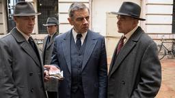 Inspektor Janvier (Shaun Dingwall, li.), Sergeant Bertinet (Stephen Wight, 2. v. li.), Kommissar Maigret (Rowan Atkinson) und Inspektor Grandjean (Kevin R McNally, re.) finden die Mordwaffe.