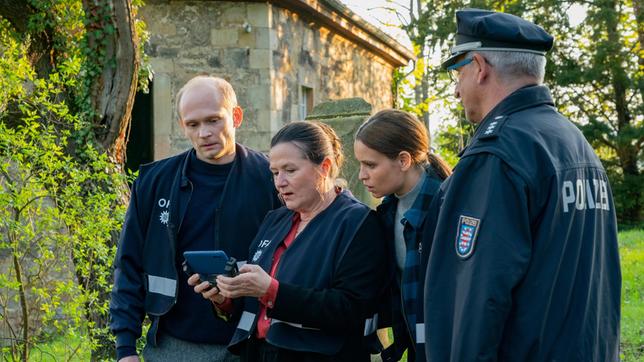 Bild: MDR/ARD Degeto/Steffen Junghans Jan Kawig (Bernhard Conrad), Marion Dörner (Anne-Kathrin Gummich) und Annett Schuster (Kristin Suckow) untersuchen den Tatort mit einer Drohne