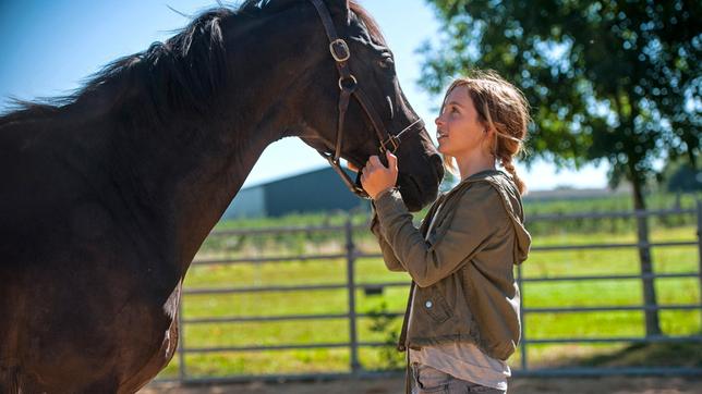 Jana (Lena Klenke) und der wilde Vollbluthengst „Rock My Heart“.