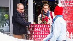 Jette (Elena Uhlig), ihr Ehemann Lars (Michael Lott) und Sohn Elias (Paul Hamm) am Flughafen.