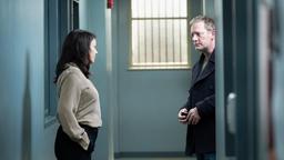 Jimmy Perez' (Douglas Henshall) spricht mit seiner Vorgesetzten Rhona Kelly (Julie Graham).