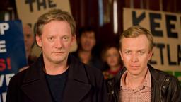 Jimmy Perez (Douglas Henshall) und Kollege Sandy Wilson (Steven Robertson) müssen einen rätselhaften Tod aufklären.