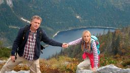 Jörg (Bernhard Schir) führt die Städterin Marlies (Lilian Klebow) zu einer Bergtour aus.