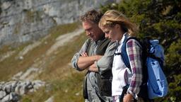 Jörg (Bernhard Schir) zeigt Johanna (Mira Bartuschek) die Stelle, an der ihre Freundin verunglückt ist.