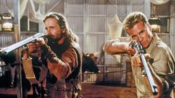 John Patterson (Val Kilmer, re.) und Remington (Michael Douglas) jagen „den Geist“ und „die Dunkelheit“.