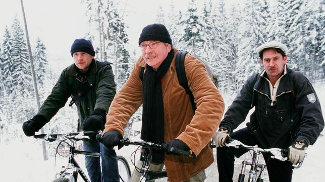 Josef Heiss (Friedrich von Thun, Mitte) unternimmt mit seinen zwei Busenfreunden Roman (Max Tidof, re.) und Andreas (Oliver Stokowski) eine Radtour.