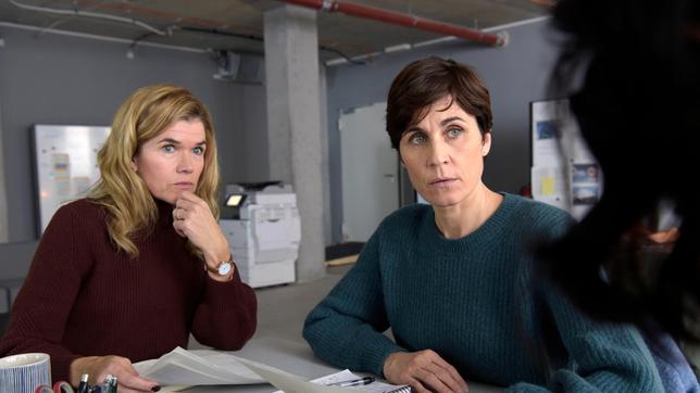 Karin (Anke Engelke, li.) und Rommy (Nina Kunzendorf) machen als investigative Journalistinnen weiter, wer den Preis für günstig gebauten Wohnraum im boomenden Berlin bezahlt: illegale Arbeitsmigranten, die sklavenähnlich auf Baustellen ausgebeutet werden.