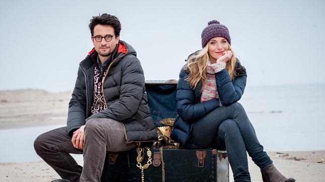 Bild: ARD Degeto/Gordon Muehle Katharina Reiff (Tanja Wedhorn) und der Berliner Archäologe Jens Jeschen (Oliver Mommsen) mit dem Schatz des Wikingerfürsten Godefrid