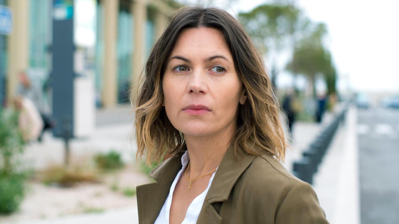 Katja (Jeanne Tremsal) arbeitet als hochbezahlte IT-Expertin bei einer Frankfurter Bank.