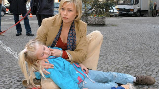 Kinderanwältin Judith Kemp (Jennifer Nitsch) findet auf der Straße die unbeaufsichtigte kleine Eva Traber (Soraya-Antoinette Richter), die vor Erschöpfung ohnmächtig geworden ist.