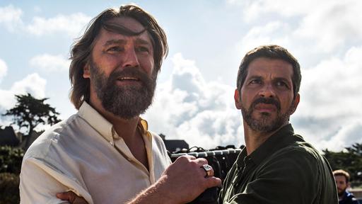 Kommissar Dupin (Pasquale Aleardi) kümmert sich um den Hotelgast Gilbert (Nicki von Tempelhoff).