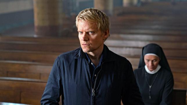 Kommissar Piet Van der Valk (Marc Warren) glaubt, dass die Karmeliternonne Joan (Juliet Aubrey) mehr weiß