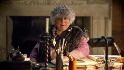 Lady Thyrza (Miriam Margolyes) kennt die Geschichten über Longwood und deutet eine Verbindung zwischen Mickey und dem Schwarzen Ritter an.