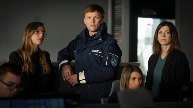 Bild: ARD Degeto/Odeon Fiction GmbH/Karolina Grabowska Leon Pawlak (Sebastian Hülk, Mitte) und Dr. Viktoria Wex (Claudia Eisinger, re.) lassen sich von Mitarbeiterin Kaja (Paula Kroh, li.) die Firma zeigen.