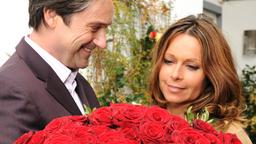  Robert Franke (Helmut Zierl) überrascht Saskia Schiller (Christina Plate) mit einem Rosenstrauß.