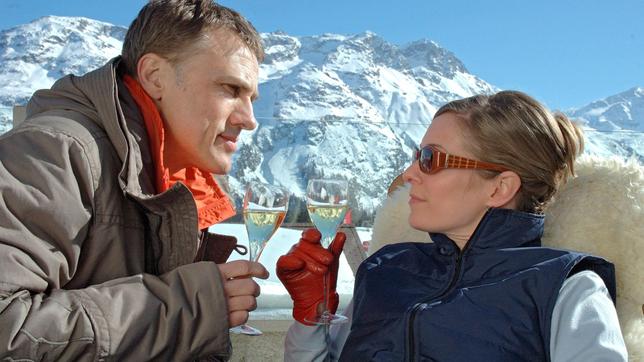 Liebesromanautorin Juliane (Lisa Martinek) ist mit dem Regisseur Büffel (Christoph Waltz) in die Schweiz gereist.