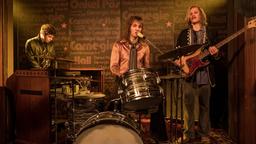 Lindenberg (Jan Bülow, Mitte) singt jetzt in seiner Band mit dem Gitarristen Steffi (Max von der Groeben, re.)