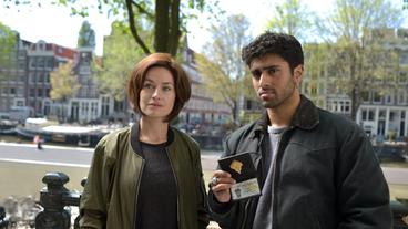 Lucienne Hassell (Maimie McCoy, li.) ermittelt mit ihrem Kollegen Eddie Suleman (Azan Ahmed, re.).