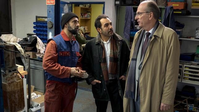 Bild: ARD Degeto/Conny Klein Mahmoud (Adnan Maral) überzeugt Stenzel (Herbert Knaup), der Werkstatt von Könat (David Hamade, li.) einen „Sonderkredit“ zu gewähren.